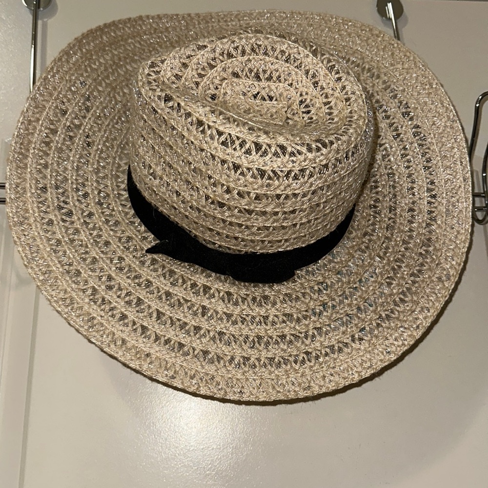Sun hat with black bow around it
